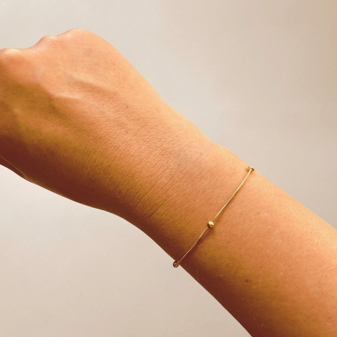 Armband goud minimalistisch bolletjes - Sieradenkaart