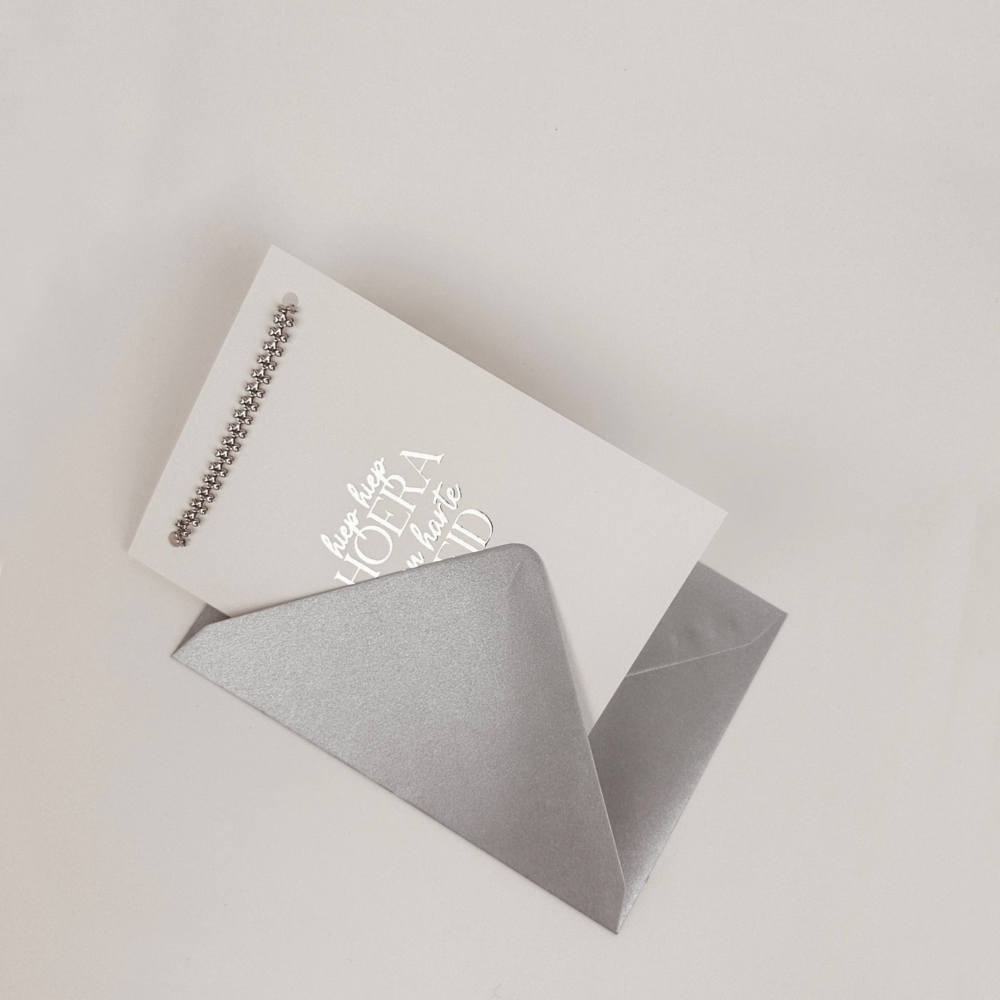 Luxe kaart Hiep hiep hoera met armband zilver - Sieradenkaart