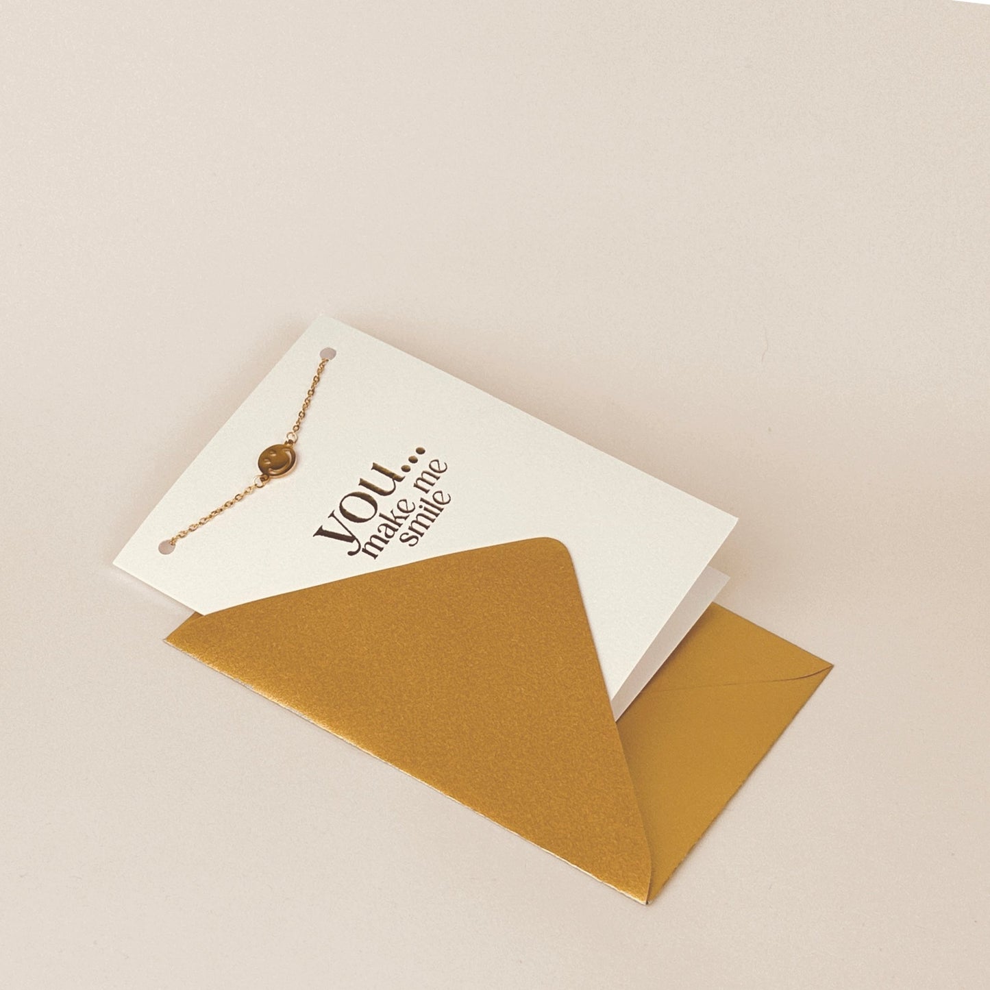 Luxe kaart You make me smile met armband goud - Sieradenkaart