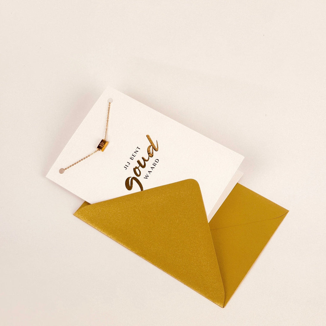 Een wenskaart met een armbandje en een gouden boodschap: Jij bent goud waard! - Sieradenkaart