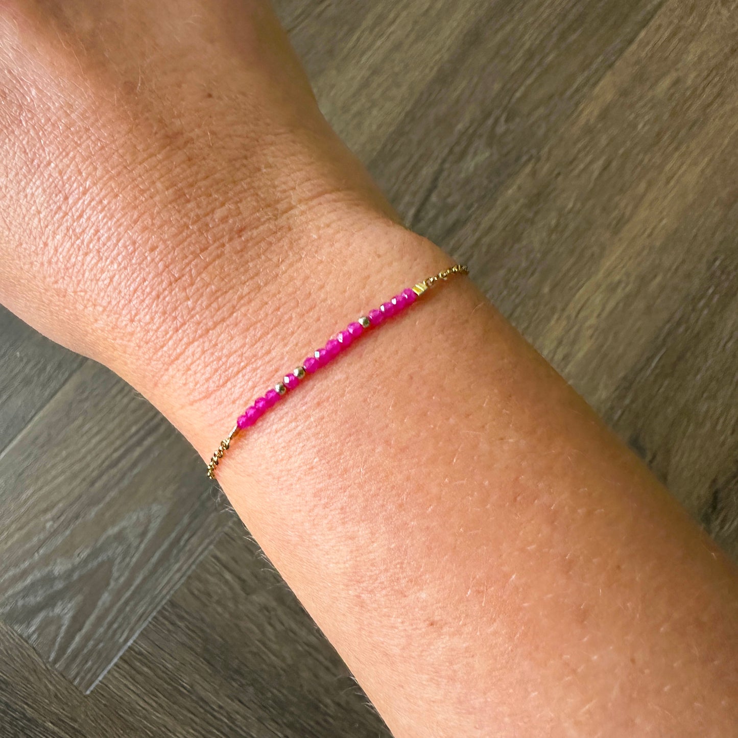 Luxe wenskaart rode korund met armband goud