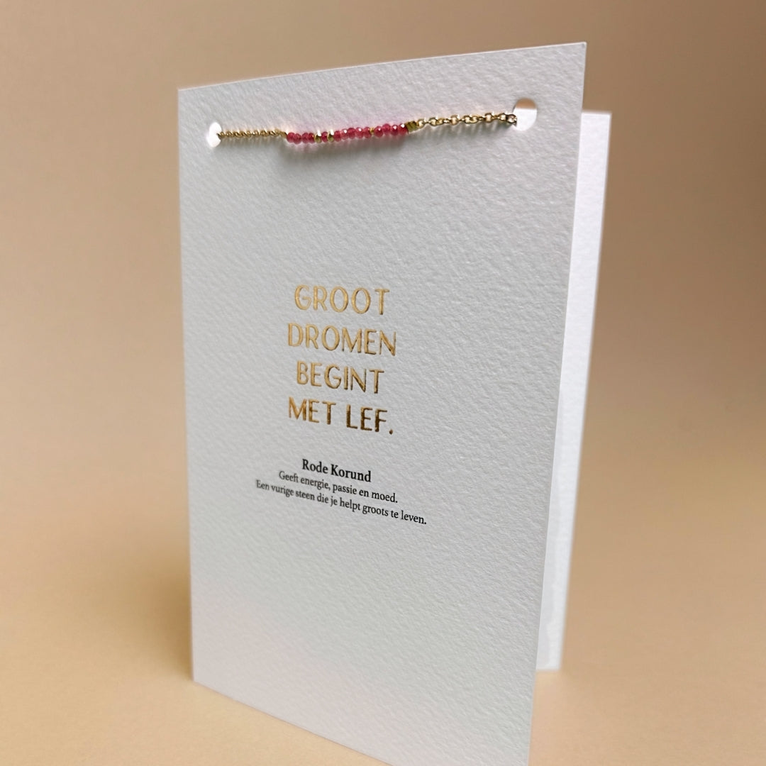 Luxe wenskaart rode korund met armband goud